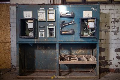 Ein Zimmer mit einer großen blauen Maschine und einem Haufen Papiere