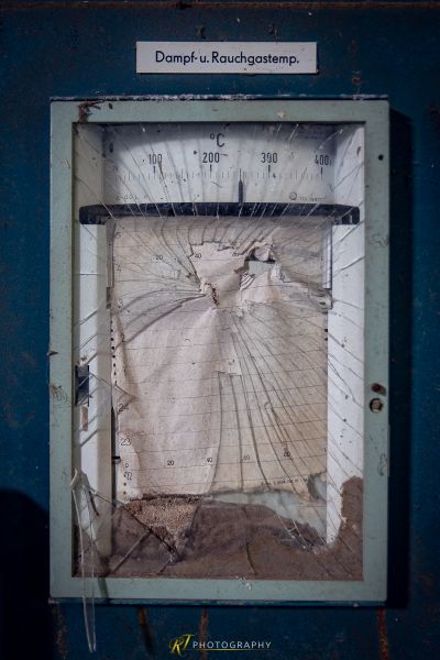 Eine gebrochene Uhr mit einem weißen Gesicht