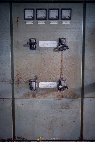 Eine schmutzige öffentliche Toilette ohne Toilettenschilder