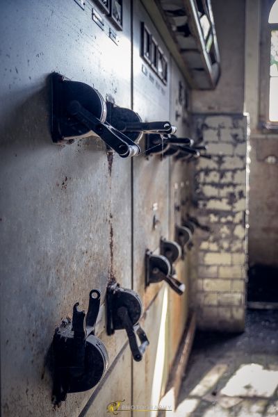 Ein schmutziges Zimmer mit einem Haufen Schuhe an der Wand hängen