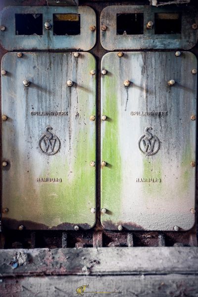 Zwei alte Metalltüren mit den Worten 'wir sind hier '