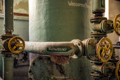 Eine Nahaufnahme einer Feuerhydrate mit einem Schild darauf