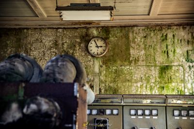 Eine Uhr ist an der Wand eines Raumes