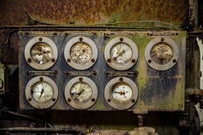 Eine Nahaufnahme einer Maschine mit einem Haufen Uhren