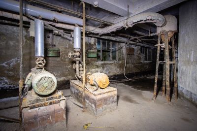 Ein Raum mit vielen Pfeifen und vielen Pfeifen