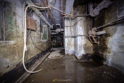 Ein schmutziger Raum mit Rohren und Rohren