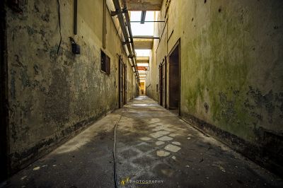 Eine schmale Gasse mit einer Feuerhydraulika in der Mitte