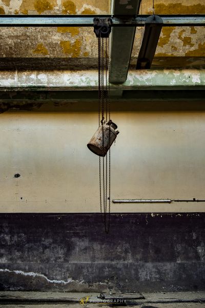 Hängt ein rostiger Metallhaken von der Decke