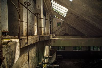 Ein sehr altes Zimmer mit Fenster