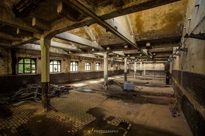 Ein Raum mit vielen Trümmern und Trümmern