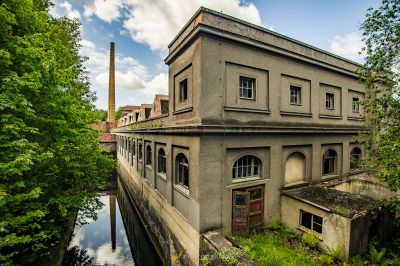 Ein Gebäude mit einem Wasserkanal davor