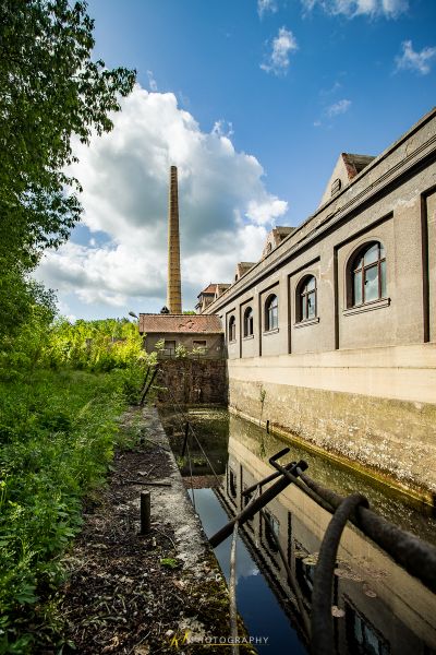 Ein kleiner Kanal mit einem Backsteingebäude im Hintergrund