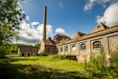 Ein Gebäude mit einem Schornstein