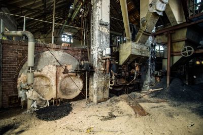 Eine große Maschine in einem Gebäude mit einer Ziegelwand