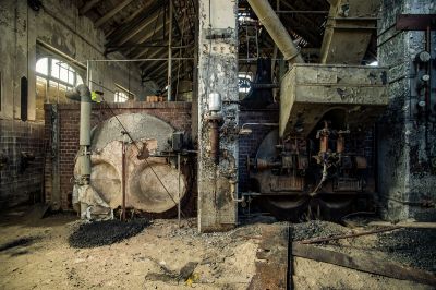 Eine große Maschine in einem Gebäude mit einer Ziegelwand