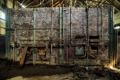Eine Ziegelwand mit einer Metallstruktur in ihr