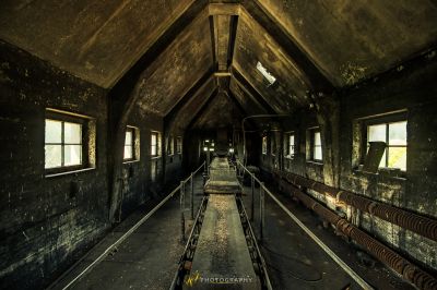 Ein Zugwagen ist in einem herunterfahrenden Gebäude geparkt