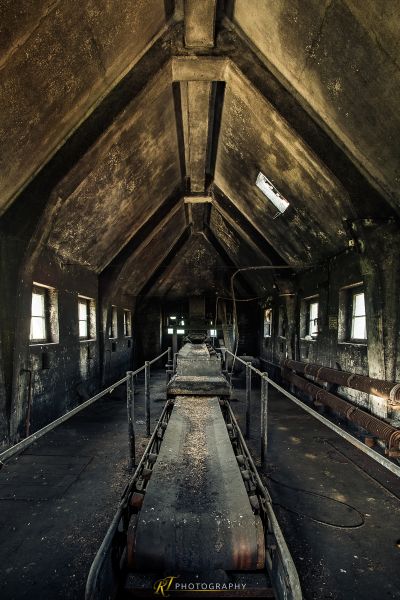 Ein langer Zug in einem herunterfahrenden Gebäude