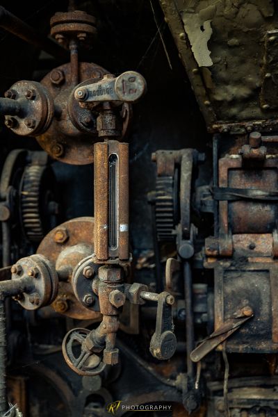 Eine Nahaufnahme einer rostigen Maschine mit einem Schraubenschlüssel