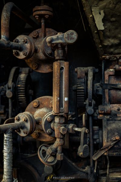 Eine Nahaufnahme einer rostigen Maschine mit einem Schraubenschlüssel