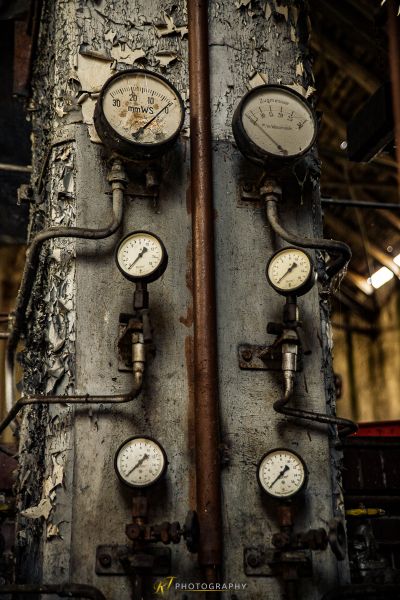 Ein Haufen Uhren auf einer Stange in einem Gebäude