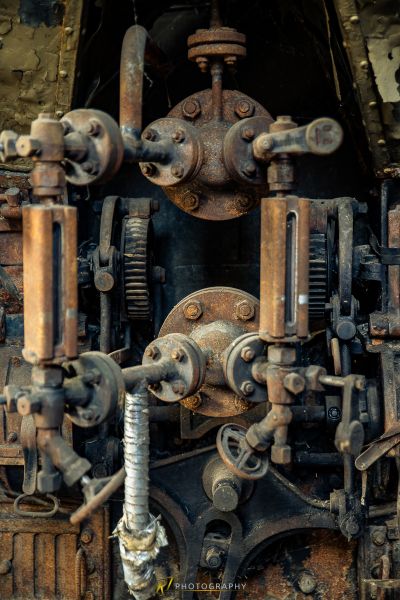 Eine Nahaufnahme eines Zugmotors mit Rost