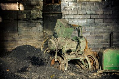 Eine grüne Maschine, die auf einem Haufen Schmutz sitzt