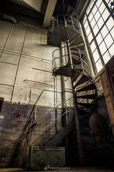 Eine Metalltreppe in einem Gebäude mit Fenster