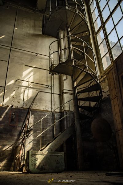Eine große Metalltreppe in einem Gebäude