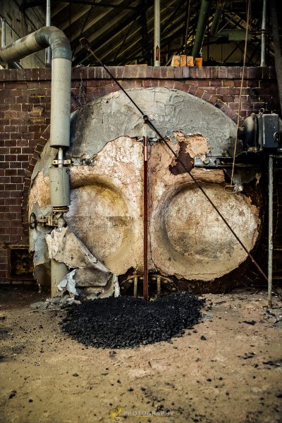 Eine schmutzige Toilette in einem schmutzigen Gebäude mit einer Ziegelmauer