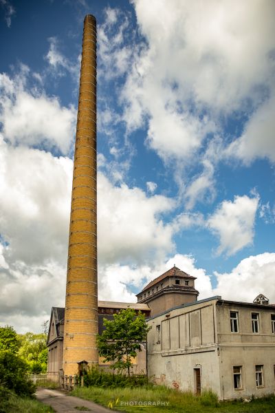 Ein hoher Backsteinkamin