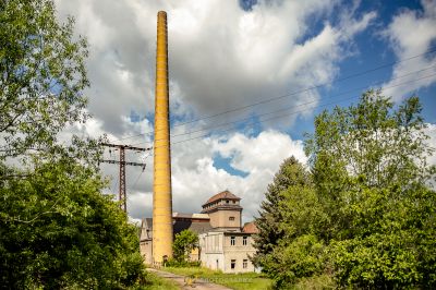 Ein großes gelbes Ziegelgebäude
