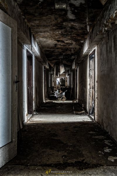 Ein langer Flur mit einem Haufen Türen