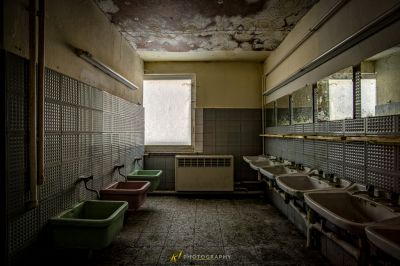 Ein Badezimmer mit Waschbecken und Spiegel