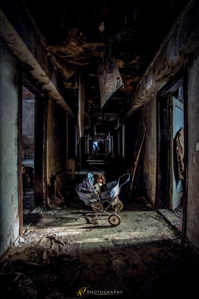 Ein Motorrad ist in einem heruntergekommenen Gebäude geparkt