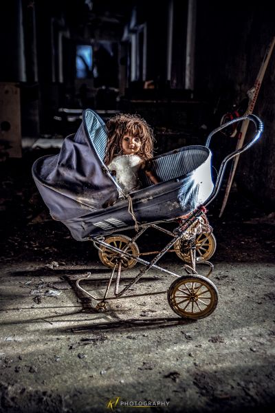 Eine Puppe in einem Kinderwagen