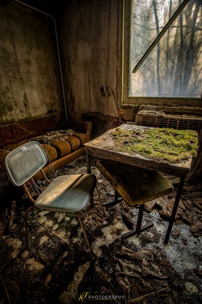 Einen Stuhl und einen Tisch in einem Raum