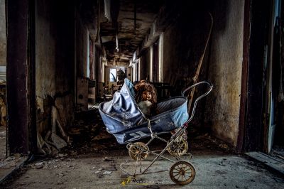 Eine Baby-Kutsche in einem heruntergekommenen Gebäude