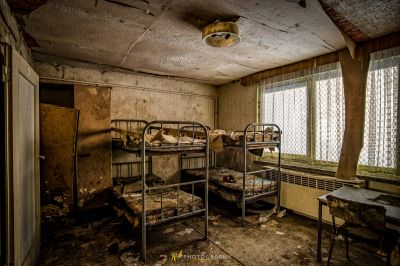 Ein Zimmer mit einem Bett und einem Etagenbett