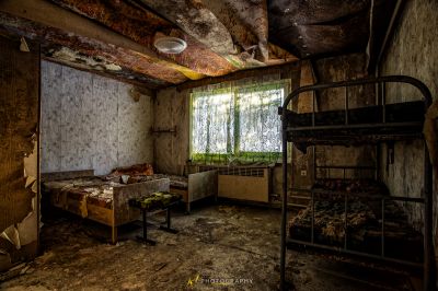 Ein Zimmer mit einem Bett und einem Etagenbett