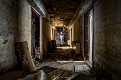 Ein langer Flur mit einem Haufen Schutt auf dem Boden