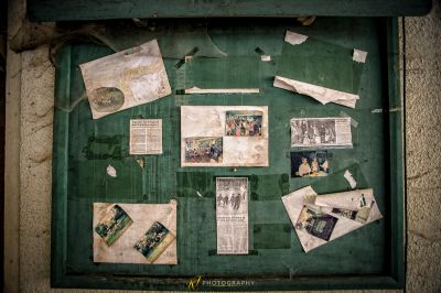 Ein grüner Rahmen mit Bildern und Papieren darauf