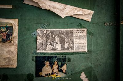 Ein Bild von einer Frau und einem Mann an einer Wand