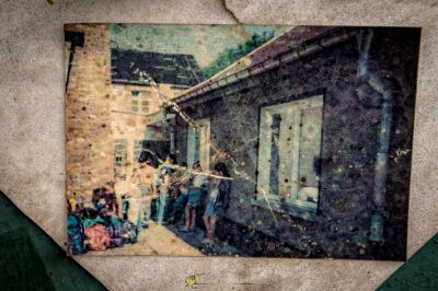 Ein Bild einer Gruppe von Menschen außerhalb eines Gebäudes