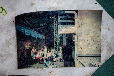 Ein Bild einer Gruppe von Menschen auf einer Straße