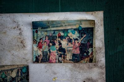 Ein Bild einer Gruppe von Menschen, die an einer Wand hängen