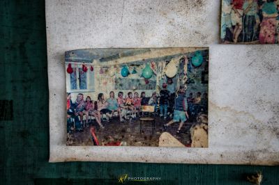 Eine Gruppe von Menschen, die um einen Tisch sitzen