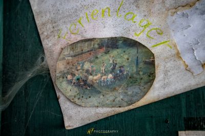 Ein Stück Papier mit einem Gemälde einer Gruppe von Menschen