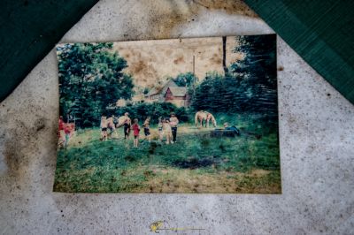 Ein Bild einer Gruppe von Menschen in einem Feld