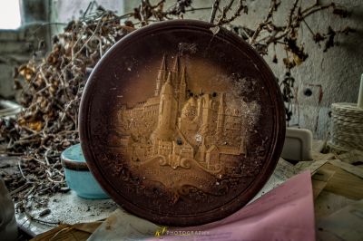 Ein Teller mit einem Bild einer Burg darauf
